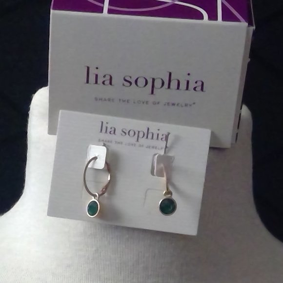 Lia Sophia Jewelry - NWT Lia Sophia “Endless Possibilities”goldstone matte finish & green crystal